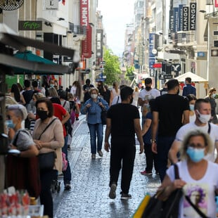 Καταργούνται οι ενδιάμεσες εκπτώσεις, επιτρέπονται προσφορές 