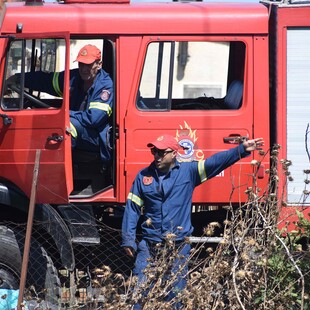 Βελτιωμένη η εικόνα στις φωτιές σε Μάνδρα και Χαϊδάρι- Δύο προσαγωγές