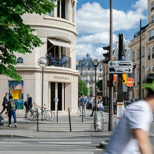 Ταξίδι στον χρόνο μέσα στο pop-up κατάστημα του οίκου Tiffany στο Παρίσι