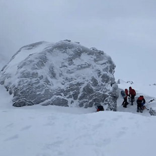 New Zealand climbers survive avalanche and blizzard, thanks to snow cave and muesli bars