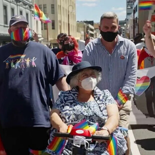 Η Miriam Margolyes του Χάρι Πότερ πήγε στο πρώτο της Pride στα 81: «Είμαι περήφανη»