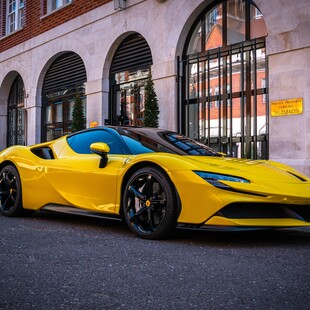 Εκτοξεύθηκαν οι πωλήσεις supercars: Κέρδη ρεκόρ για την Ferrari- «Πουλάει περισσότερο από ποτέ»