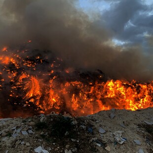 Φωτιά κοντά στη χωματερή της Φυλής - Καίγονται ελαστικά 