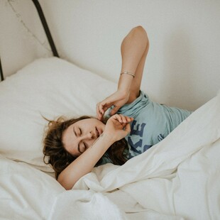 Συμβουλές για καλό ύπνο: Τα πέντε φαγητά και ποτά που καλύτερα να αποφύγετε πριν κοιμηθείτε