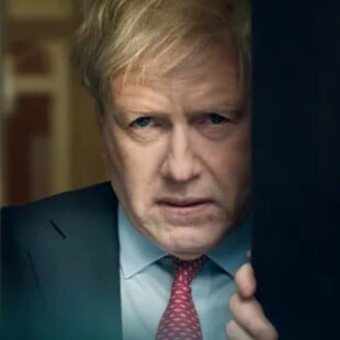 «This England»: Το νέο teaser της σειράς με τον Κένεθ Μπράνα στον ρόλο του Μπόρις Τζόνσον