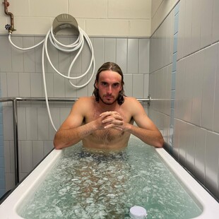 «Stay cool»: Ο Τσιτσιπάς σε μπανιέρα με παγάκια, μετά την ήττα του στον τελικό του Σινσινάτι