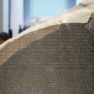 Να επιστραφεί η Στήλη της Ροζέτας στην Αίγυπτο ζητούν Αιγύπτιοι αρχαιολόγοι