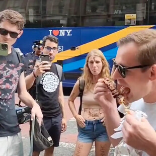 Άνδρας έτρωγε προκλητικά κεμπάπ μπροστά από vegan ακτιβιστές σε διαμαρτυρία