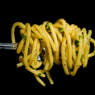 Η μεταμεσονύκτια μακαρονάδα των New York Times με σκόρδο, ελαιόλαδο και τσίλι