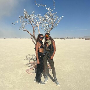 H Σίντι Κρόφορντ με την κόρη της, Κάια Γκέρμπερ στο Burning Man