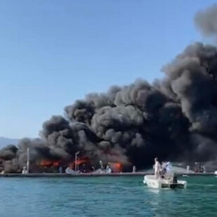 Καίγονται ιστιοπλοϊκά σκάφη στην Κέρκυρα