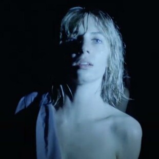 Αρκεί η γυμνή Maya Hawke να «ξεπλύνει» τον Μπαλτίς;