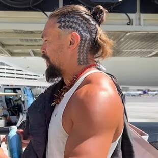 Ο Τζέισον Μομόα αποκαλύπτει το νέο του τατουάζ στο φρεσκοξυρισμένο του κεφάλι