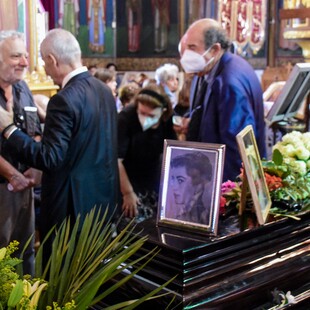 Ειρήνη Παππά: Πλήθος κόσμου στην κηδεία της για το «τελευταίο αντίο» 