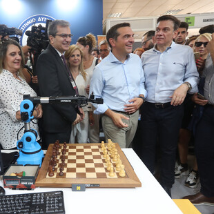 Ο Αλέξης Τσίπρας παίζει σκάκι