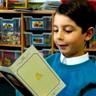 Επτάχρονος έλαβε «μεταθανάτια» κάρτα από τη βασίλισσα Ελισάβετ - «Νόμιζε πως τον κοροϊδεύαμε»