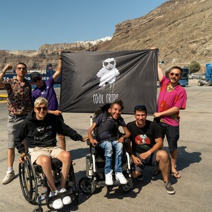 Cool Crips: Σπάζοντας τα ταμπού με χιούμορ και αυτοσαρκασμό