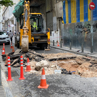 Κλειστή η οδός Μητροπόλεως στο κέντρο της Αθήνας -Έσπασε αγωγός της ΕΥΔΑΠ