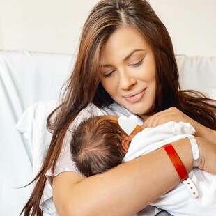 Λάουρα Νάργες: Η πρώτη φωτογραφία αγκαλιά με τον νεογέννητο γιο της