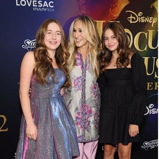 «Hocus Pocus 2»: Η Σάρα Τζέσικα Πάρκερ με τις δίδυμες κόρες της στην πρεμιέρα- Όλες με ψηλοτάκουνα SJP 