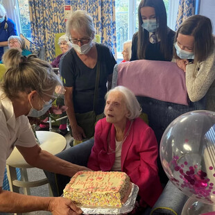 Είναι 109 ετών και τρώει καθημερινά σάντουιτς με μπέικον για πρωινό