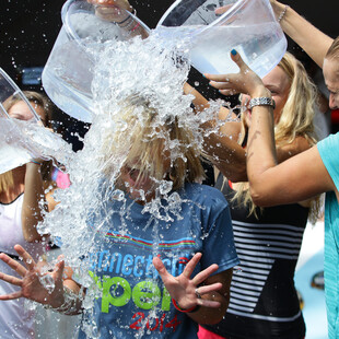 Το Ice Bucket Challenge βοήθησε και μάλιστα πολύ: Μελέτη φαρμάκου χρηματοδοτήθηκε εν μέρει από τη viral καμπάνια