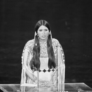 Πέθανε η Sacheen Littlefeather- Η Απάτσι που αρνήθηκε να παραλάβει το Όσκαρ εκ μέρους του Μάρλον Μπράντο το 1973