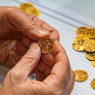 Σπουδαία ανακάλυψη: 44 χρυσά νομίσματα ήταν κρυμμένα σε μυστική κρύπτη από τον 7ο αιώνα