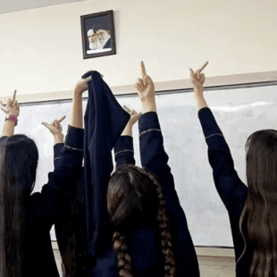 Ιράν: Η επανάσταση των γυναικών περνά στα σχολεία, μαθήτριες βγάζουν τις χιτζάμπ στις τάξεις