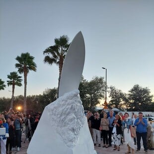 Στα νότια προάστια έφτιαξαν γλυπτό- σανίδα του σερφ «που καβαλά το κύμα»