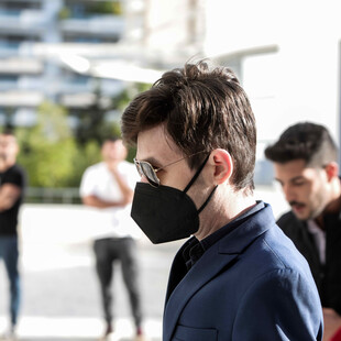 Ο Μένιος Φουρθιώτης με μάσκα και γυαλιά