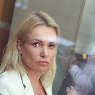 «Η Ρωσίδα δημοσιογράφος Μαρίνα Οβσιανίκοβα βρίσκεται στην Ευρώπη μαζί με την κόρη της» λέει ο δικηγόρος της