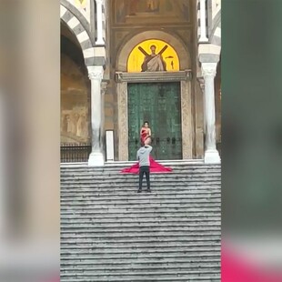 Τουρίστρια τράβηξε αποκαλυπτικές φωτογραφίες μπροστά σε καθεδρικό - Οργή των ντόπιων