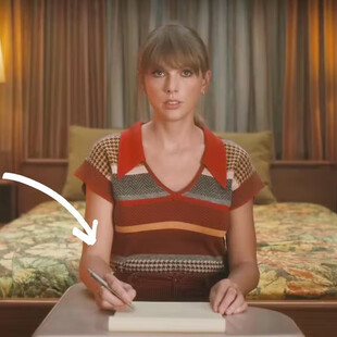 Γιατί η Τέιλορ Σουίφτ κρατάει έτσι τα στιλό της; Το έκανε ξανά στο βίντεο κλιπ του «Anti-Hero»