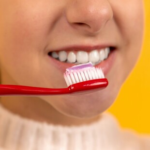 Βούρτσισμα δοντιών: Καλύτερα πριν ή μετά το πρωινό;- Οδοντίατροι απαντούν 