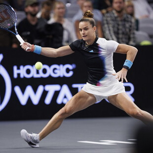 Η Μαρία Σάκκαρη με ρακέτα