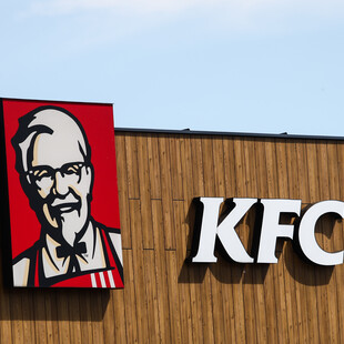 Σάλος με τα KFC στη Γερμανία: «Γιορτάστε τη Νύχτα των Κρυστάλλων με τραγανό κοτόπουλό»
