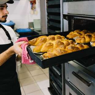 Μυρωδάτο τσουρέκι, βασιλόπιτα όλο τον χρόνο και πολίτικες γεύσεις στο Πελίτ