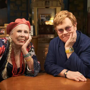 Σπάνια συνέντευξη της Τζόνι Μίτσελ στον Έλτον Τζον: «Η μουσική μου αναστάτωνε τους άνδρες καλλιτέχνες του '70» 