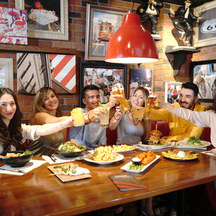 Τα TGI Fridays™ κλείνουν τα 25 χρόνια παρουσίας τους στην Ελλάδα και μας προσκαλούν να συμμετέχουμε μαζί τους σε μία σειρά εορταστικών happenings από 4 Νοεμβρίου έως και 8 Δεκεμβρίου, σε όλα τα καταστήματά τους