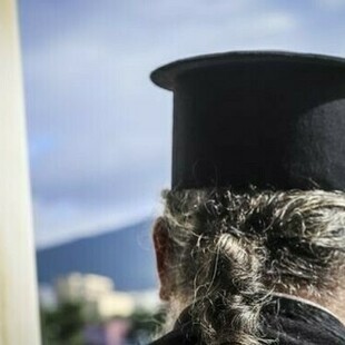 Ιερέας επιτέθηκε σε δυο γυναίκες και τις ξυλοκόπησε