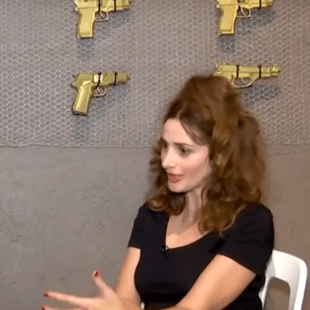 Η Μαρία Κωνσταντάκη έχει αυτοτραυματιστεί δύο φορές με όπλο στο θέατρο- «Από την τσίτα που έχω»