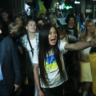 Αντιπολεμική συγκέντρωση Ουκρανών στην πλατεία Συντάγματος με επικεφαλής τη Ρουσλάνα 