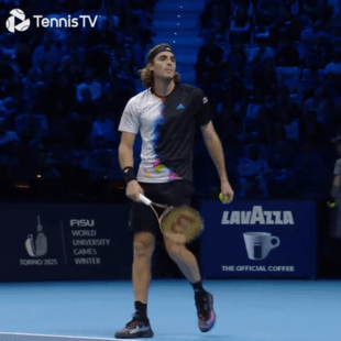 Ο Τσιτσιπάς πέταξε το μπαλάκι προς τους γονείς του- Αποδοκιμασίες από τους φιλάθλους