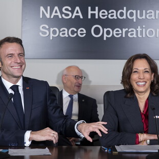 Ο Εμανουέλ Μακρόν με την Κάμαλα Χάρις