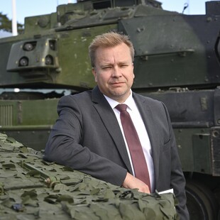 Ο Φινλανδός υπουργός Άμυνας παίρνει δύο μήνες άδεια πατρότητας- Εν μέσω της ένταξης στο ΝΑΤΟ