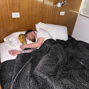 Ο Λιονέλ Μέσι κοιμάται με το τρόπαιο του Μουντιάλ