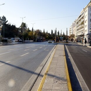 Χριστούγεννα στην άδεια Αθήνα- Εικόνες από το έρημο κέντρο της πόλης