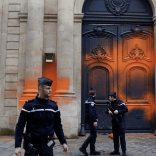 Οικολόγοι ακτιβιστές σε Γαλλία και Γερμανία: Πέταξαν μπογιές στο πρωθυπουργικό μέγαρο και ντύθηκαν εργάτες για να καταστρέψουν το οδόστρωμα 