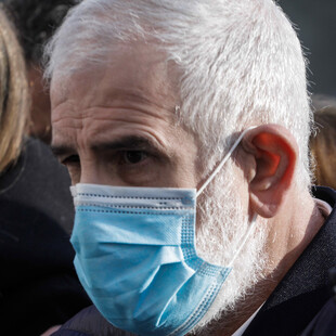 Ο Πέτρος Φιλιππίδης με μάσκα